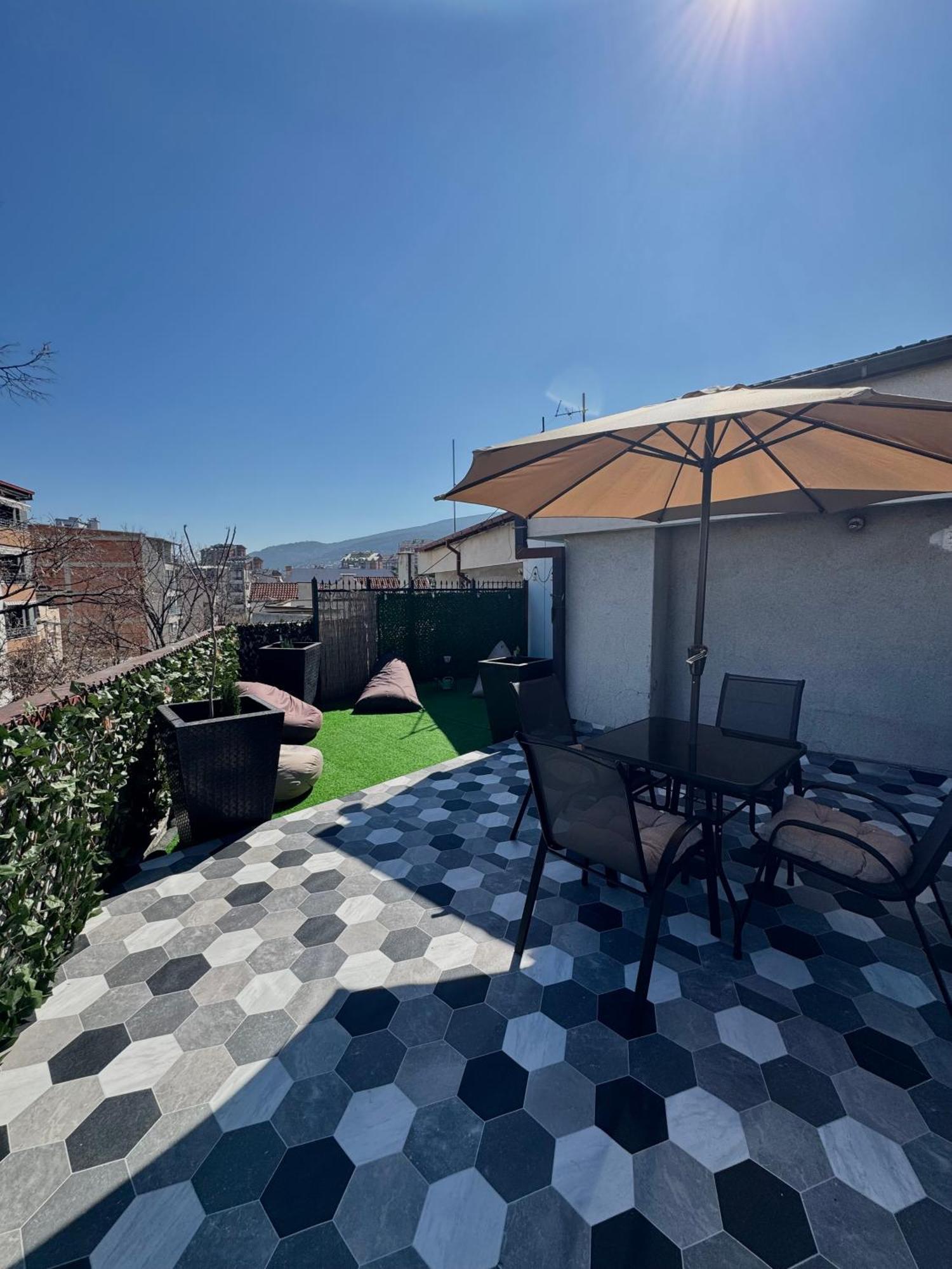 Rooftop Apartment *